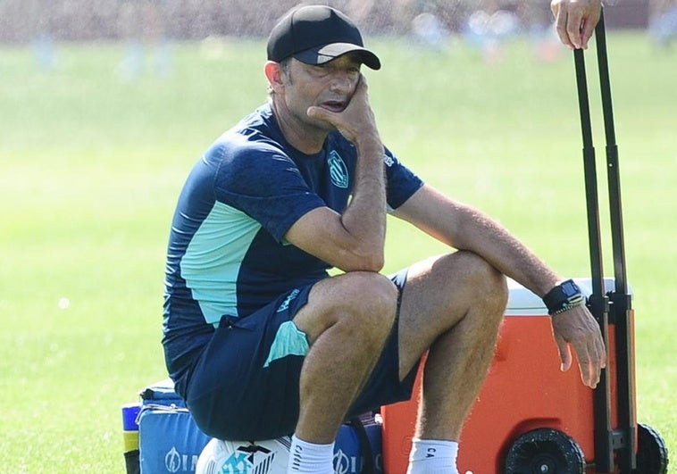 Ernesto Valverde, pensativo durante el entrenamiento de este jueves.