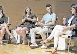 La productora Nerea Irazabal, el enólogo Juan Valdelana y la representante de Hazi Mentzia Otxoa de Zuazola abordaron las oportunidades de relevo.