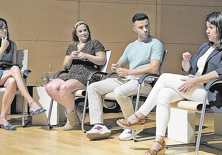 La productora Nerea Irazabal, el enólogo Juan Valdelana y la representante de Hazi Mentzia Otxoa de Zuazola abordaron las oportunidades de relevo.