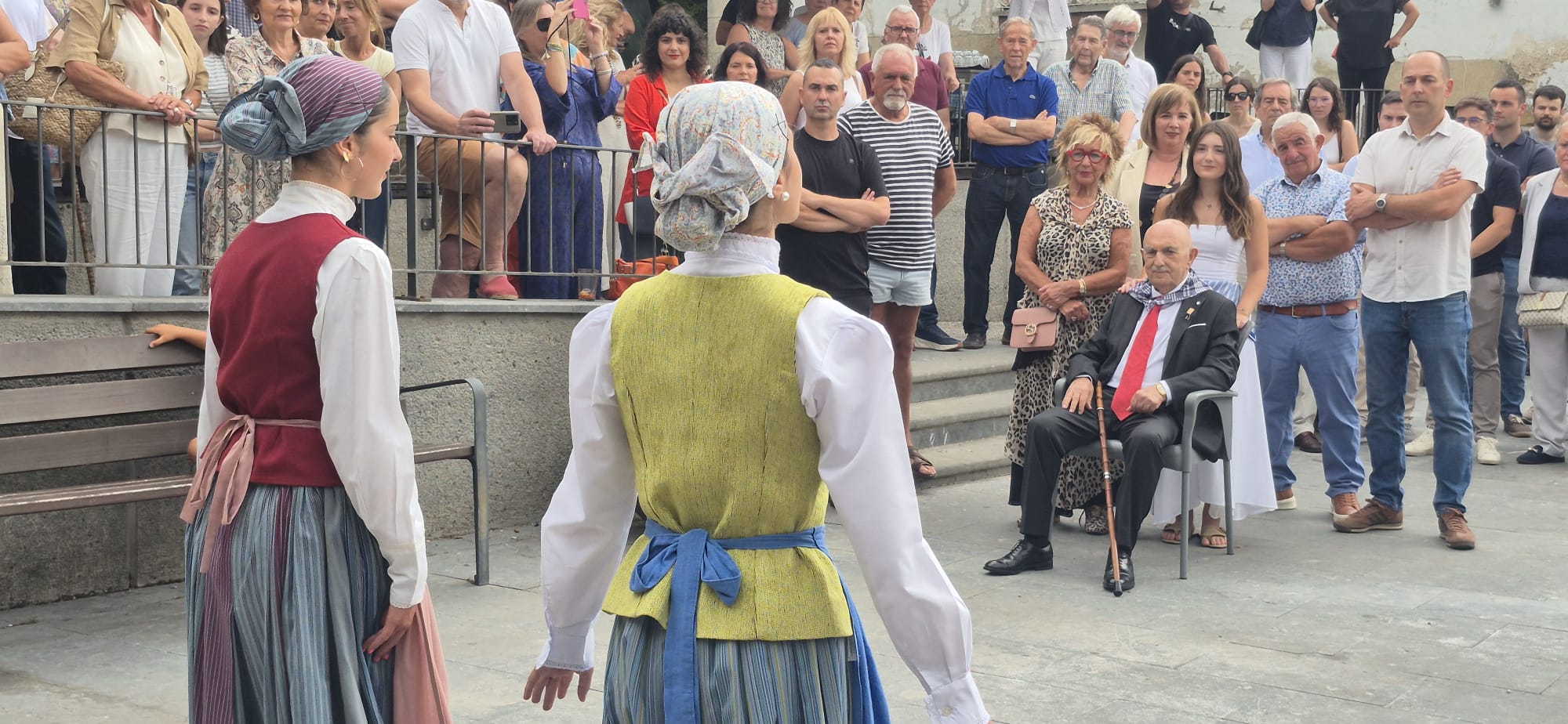 Numerosos vecinos, amigos y familiares han acudido este viernes al mediodía al homenaje del exalcalde de Kortezubi, José Antonio Bastegieta 'Marko'.