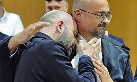 Roberto Saviano se abraza a su abogado Antonio Nobile tras conocer la sentencia.