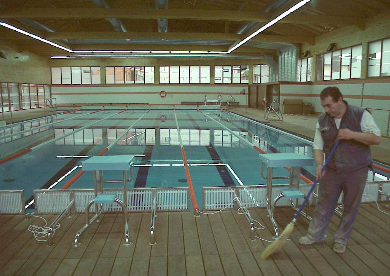 Un operario limpia las instalaciones de la piscina de Lekeitio.