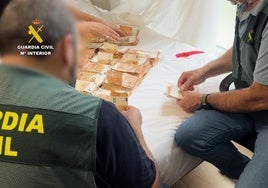 Tres detenidos y más de 411.000 euros intervenidos en una operación contra el tráfico de drogas en Gallarta