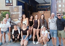 Los estudiantes de la ikastola San Nikolas organizan cada año una recogida solidaria de alimentos.