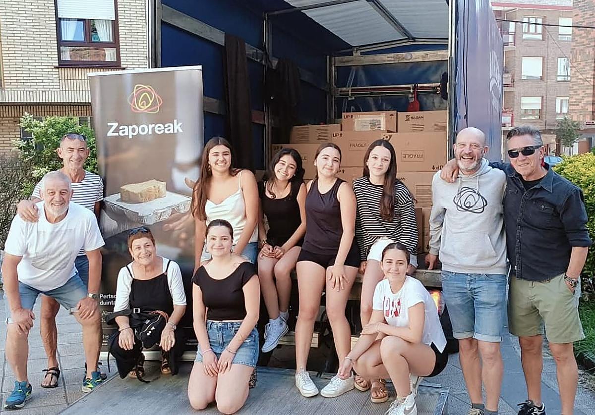 Los estudiantes de la ikastola San Nikolas organizan cada año una recogida solidaria de alimentos.