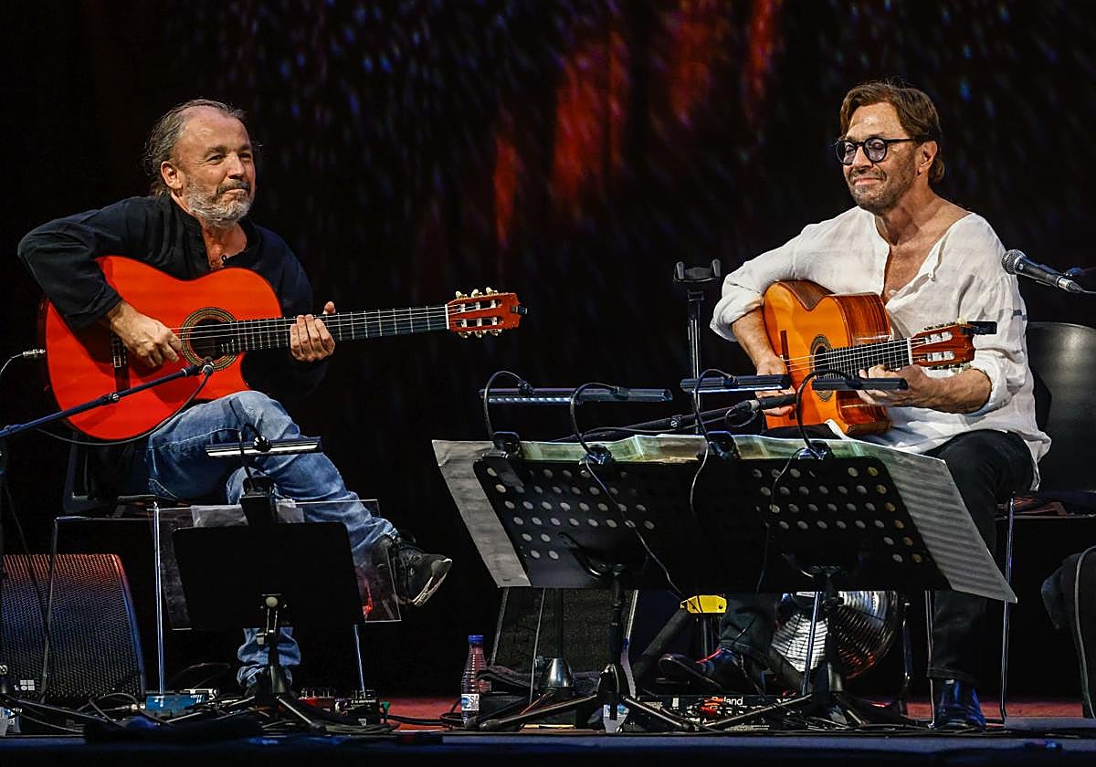 Paolo Alfonsi y Al Di Meola, durante su actuación de hora y media en el Festival de Jazz de Vitoria.