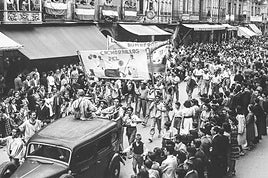 Un gentío acompañó a los blusas vitorianos en su primera ida a los toros oficial por la calle Dato, la tarde del domingo 22 de julio de 1945.