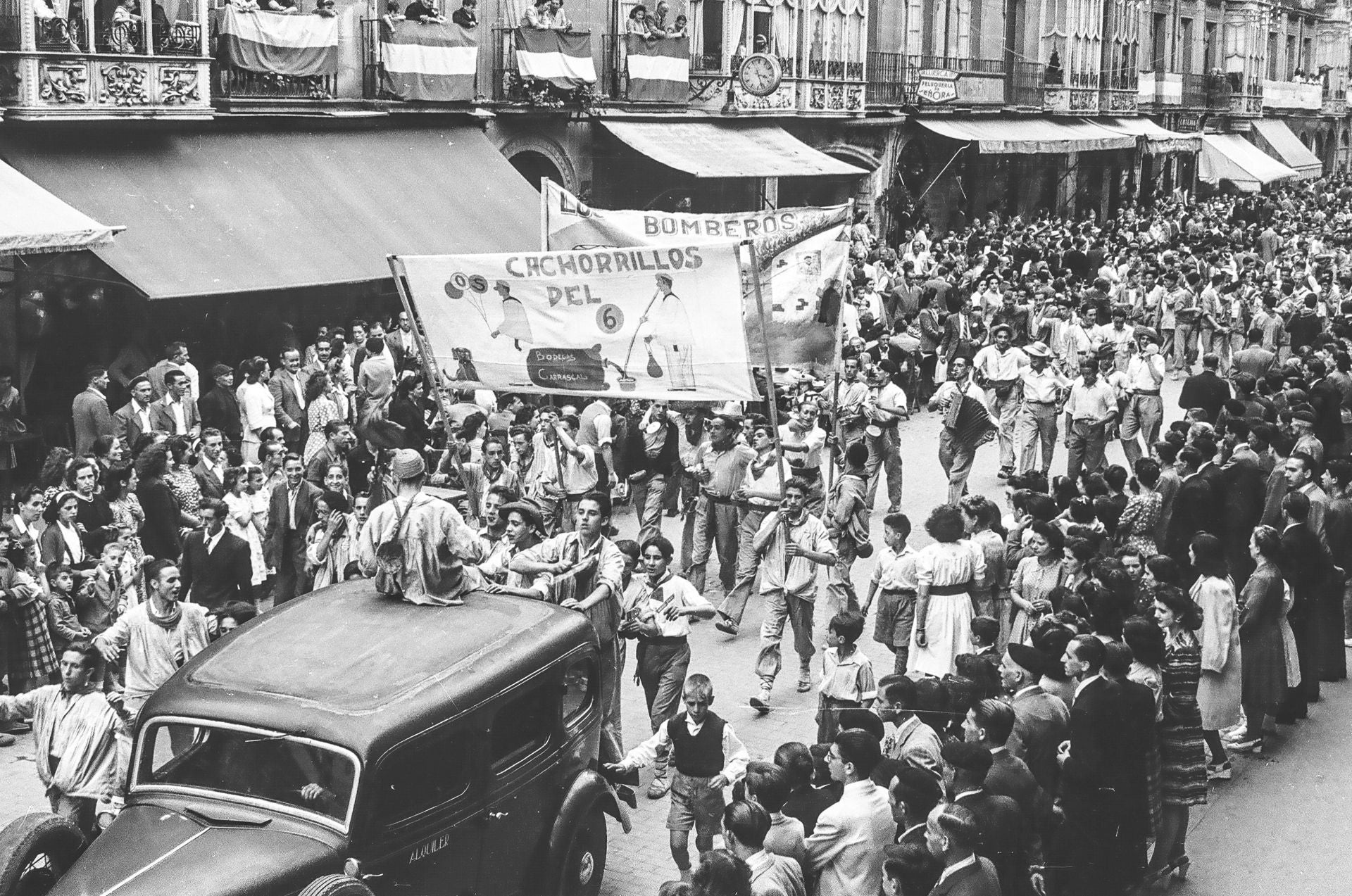 Un gentío acompañó a los blusas vitorianos en su primera ida a los toros oficial por la calle Dato, la tarde del domingo 22 de julio de 1945.