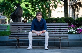 El líder de los socialistas vascos posa en un banco de la plaza Jado de Bilbao antes de atender la entrevista en la sede de su partido.