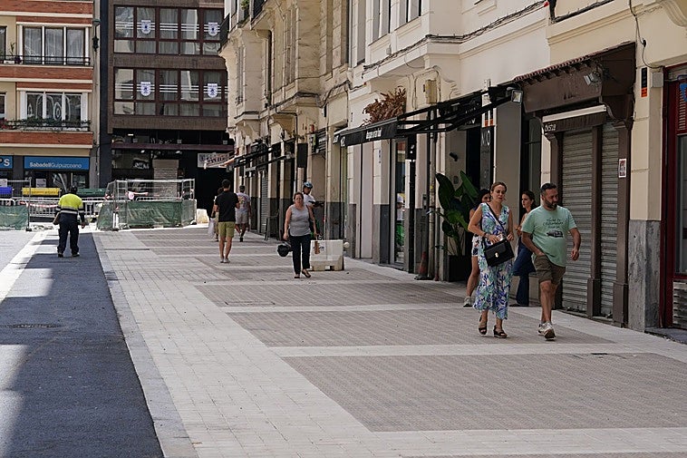 A pesar de que la calle García Rivero esté aparantemente arreglada, las obras se retomarán en septiembre para cambiar las baldosas.