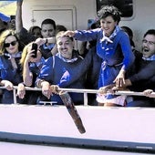 La alcaldesa de Bermeo lanza la teja en la fiesta de Madalenas del año pasado.