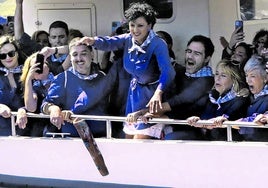 La alcaldesa de Bermeo lanza la teja en la fiesta de Madalenas del año pasado.