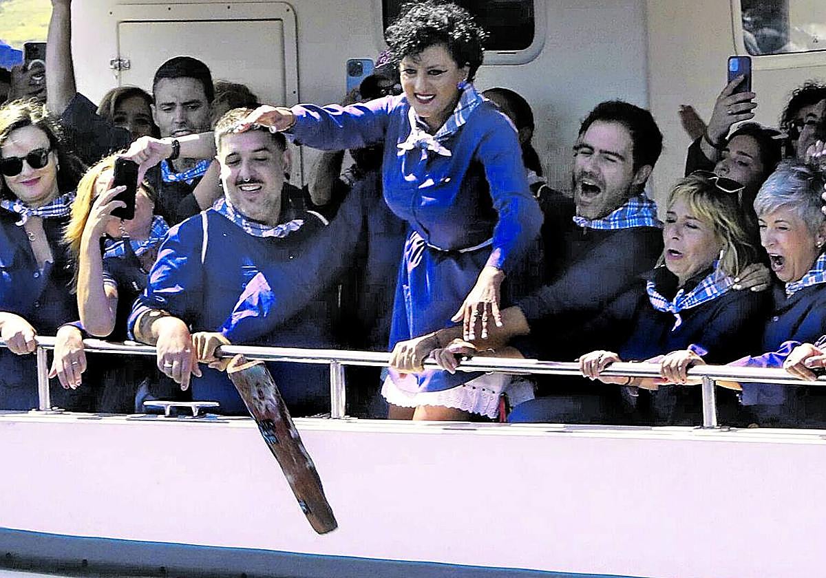 La alcaldesa de Bermeo lanza la teja en la fiesta de Madalenas del año pasado.
