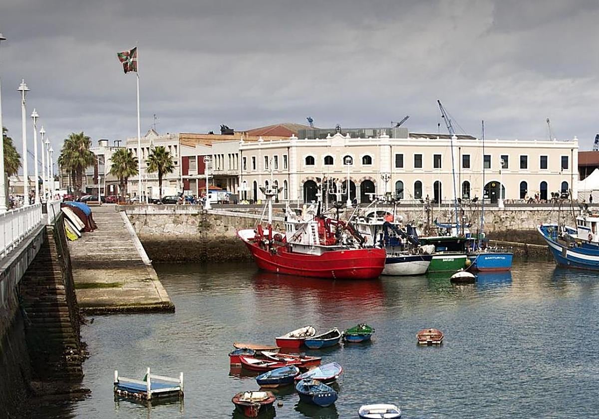 Muere un hombre tras caer desde un muro en el puerto de Santurtzi