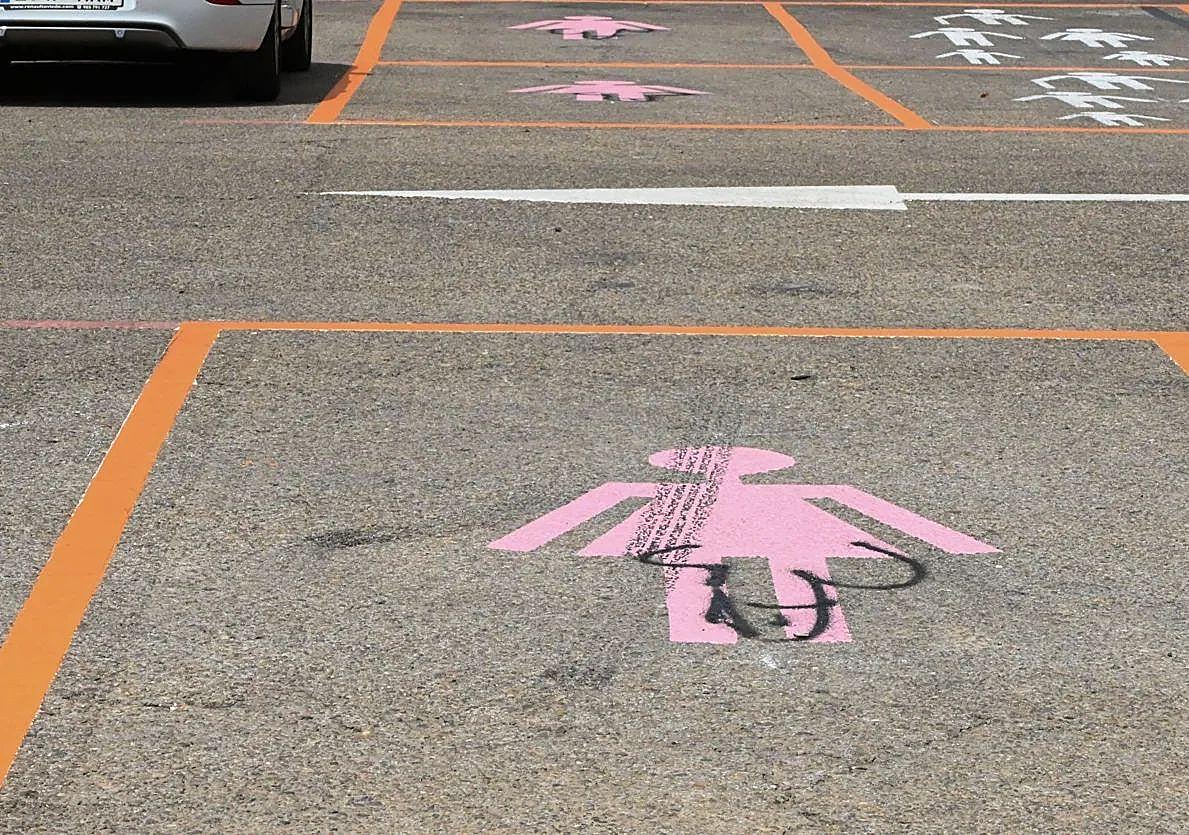 Vandalizan un aparcamiento exclusivo para mujeres en León con pintadas obscenas