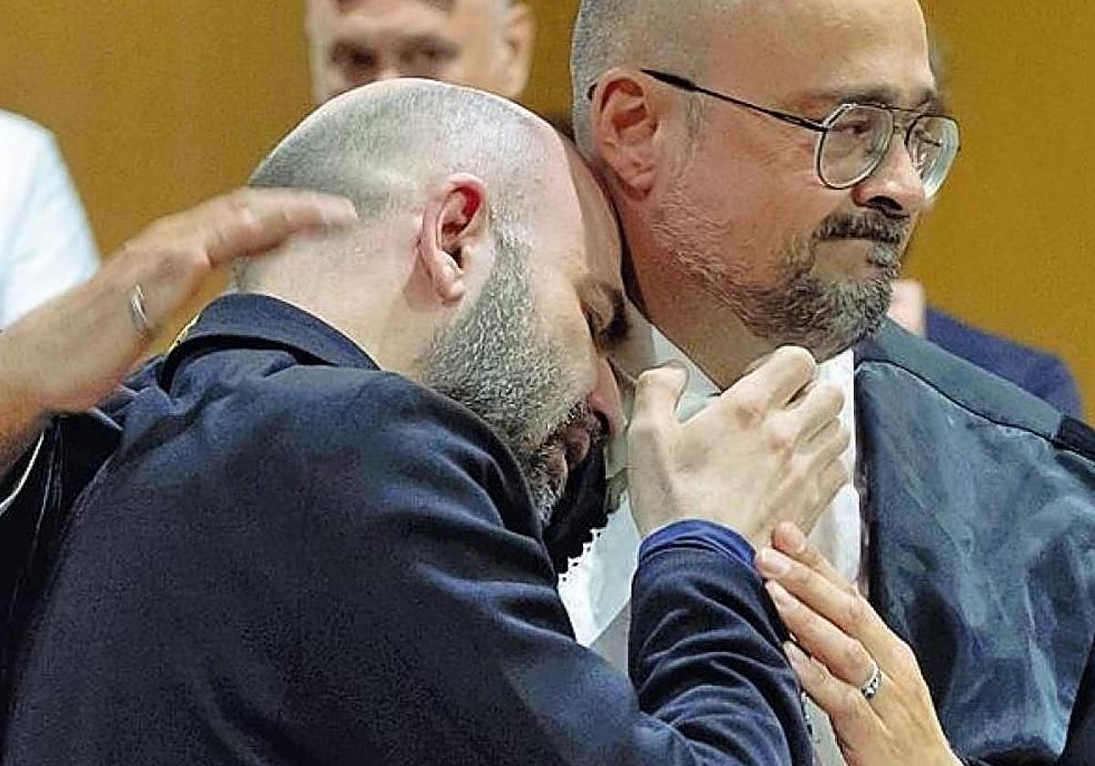 Roberto Saviano se abraza a su abogado Antonio Nobile tras conocer la sentencia.