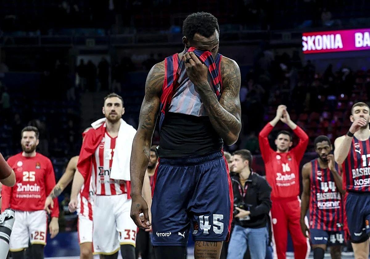 El Baskonia ingresará 570.000 euros tras cerrar el traspaso de Donta Hall al Olympiacos