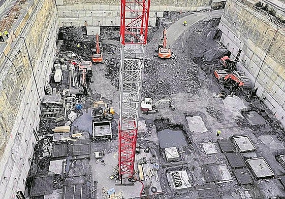 Vista de la obra, con su cimentación incipiente, desde el domicilio de un vecino.