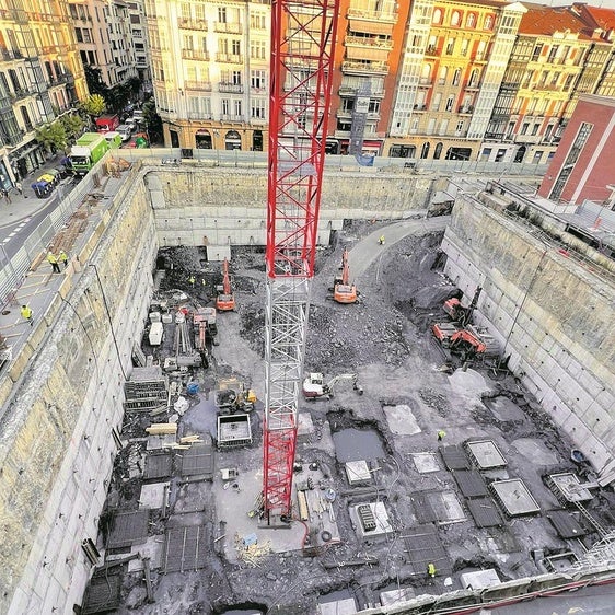 Vista de la obra, con su cimentación incipiente, desde el domicilio de un vecino.