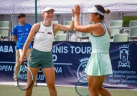 Malene Helgo y Han Shi celebran un punto de la final.