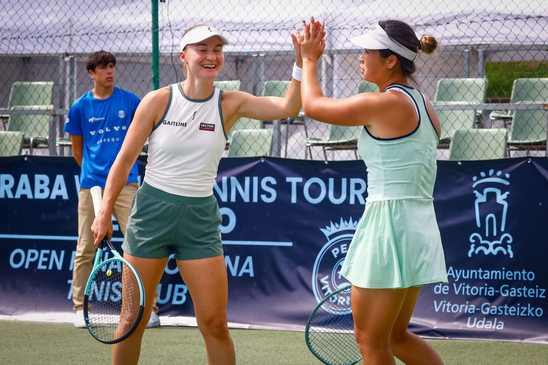 Malene Helgo y Han Shi celebran un punto de la final.