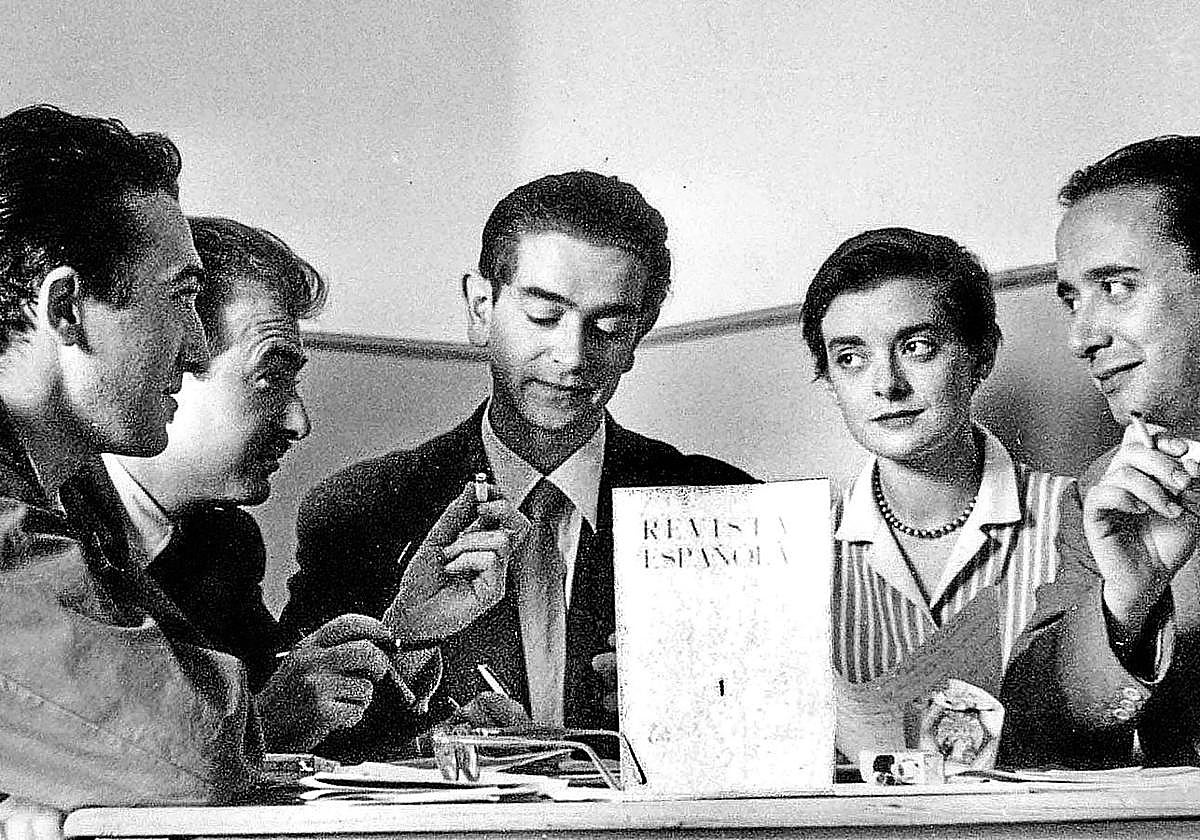 Rafael Sánchez Ferlosio, José María de Quinto, Ignacio Aldecoa, Josefina Fernández y Alfonso Sastre presentan en Salamanca en 1952 'Revista española', publicación literaria de la que se editaron seis números.
