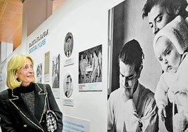 Susana Aldecoa, frente a la foto familiar que se exhibe en la Casa de Cultura que lleva el nombre del escritor.
