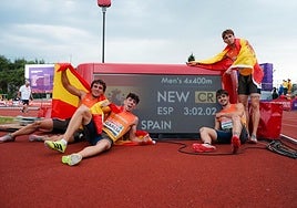 Markel Fernández, sentado a la derecha, con el nuevo récord de Europa sub'23.