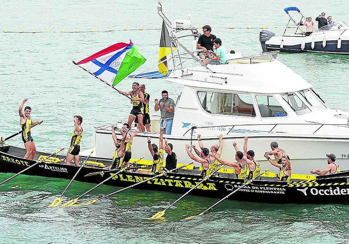Los remeros de Arkote exultantes tras su primer triunfo del curso.