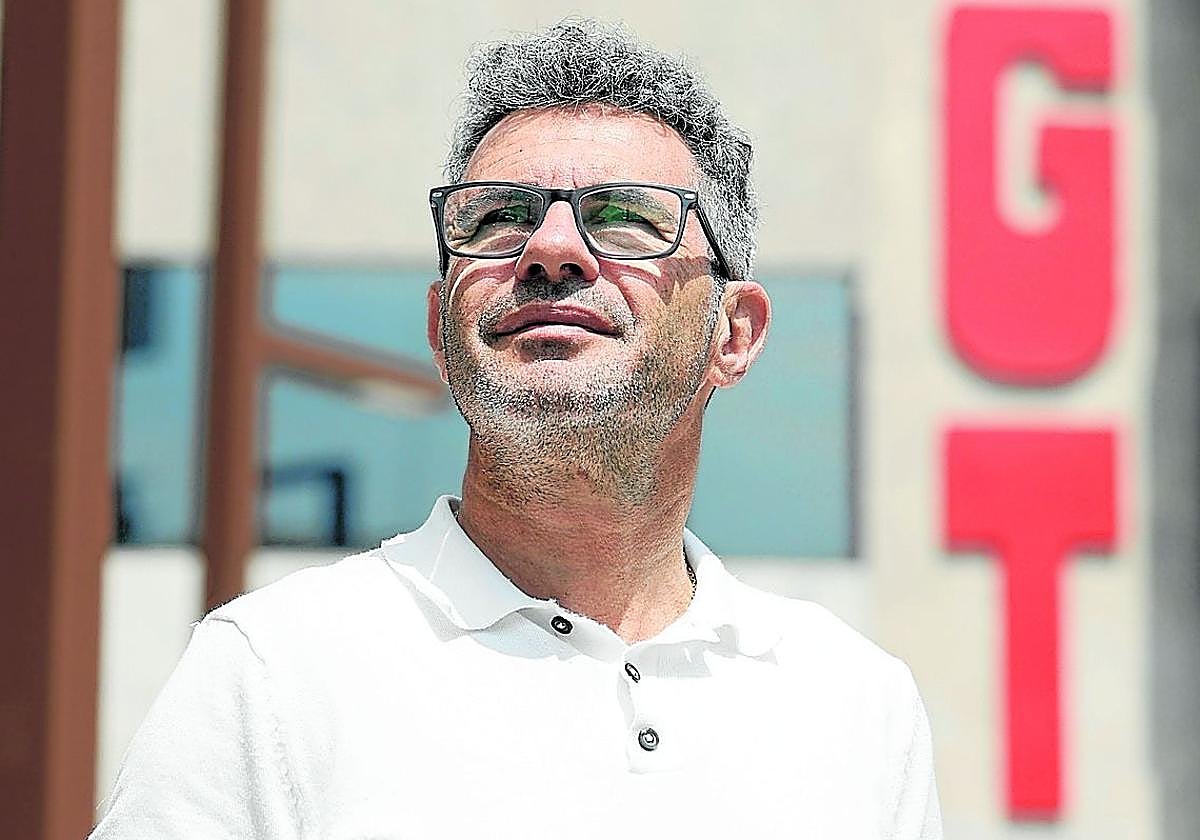 Tximi López frente a la sede del sindicato en Bilbao