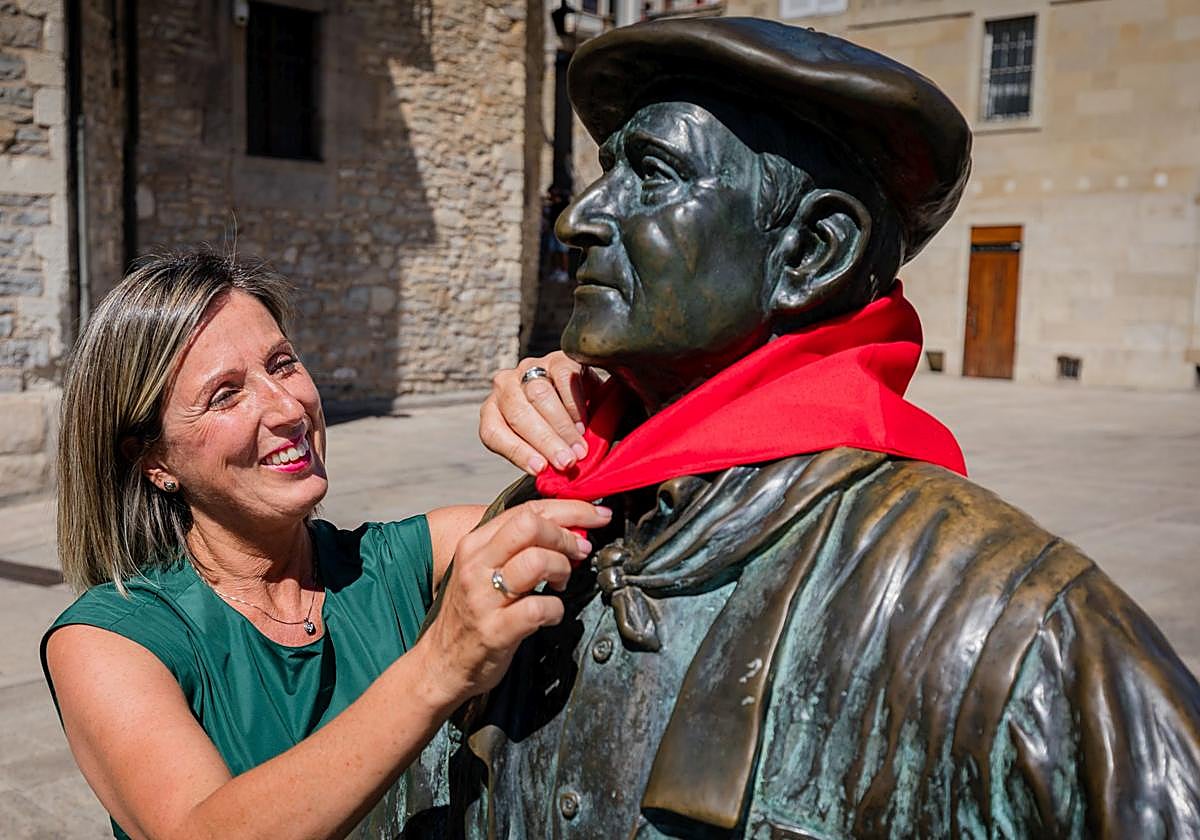 Sonia Díaz de Corcuera coloca el pañuelo rojo a Celedón en la Balconada de San Miguel.