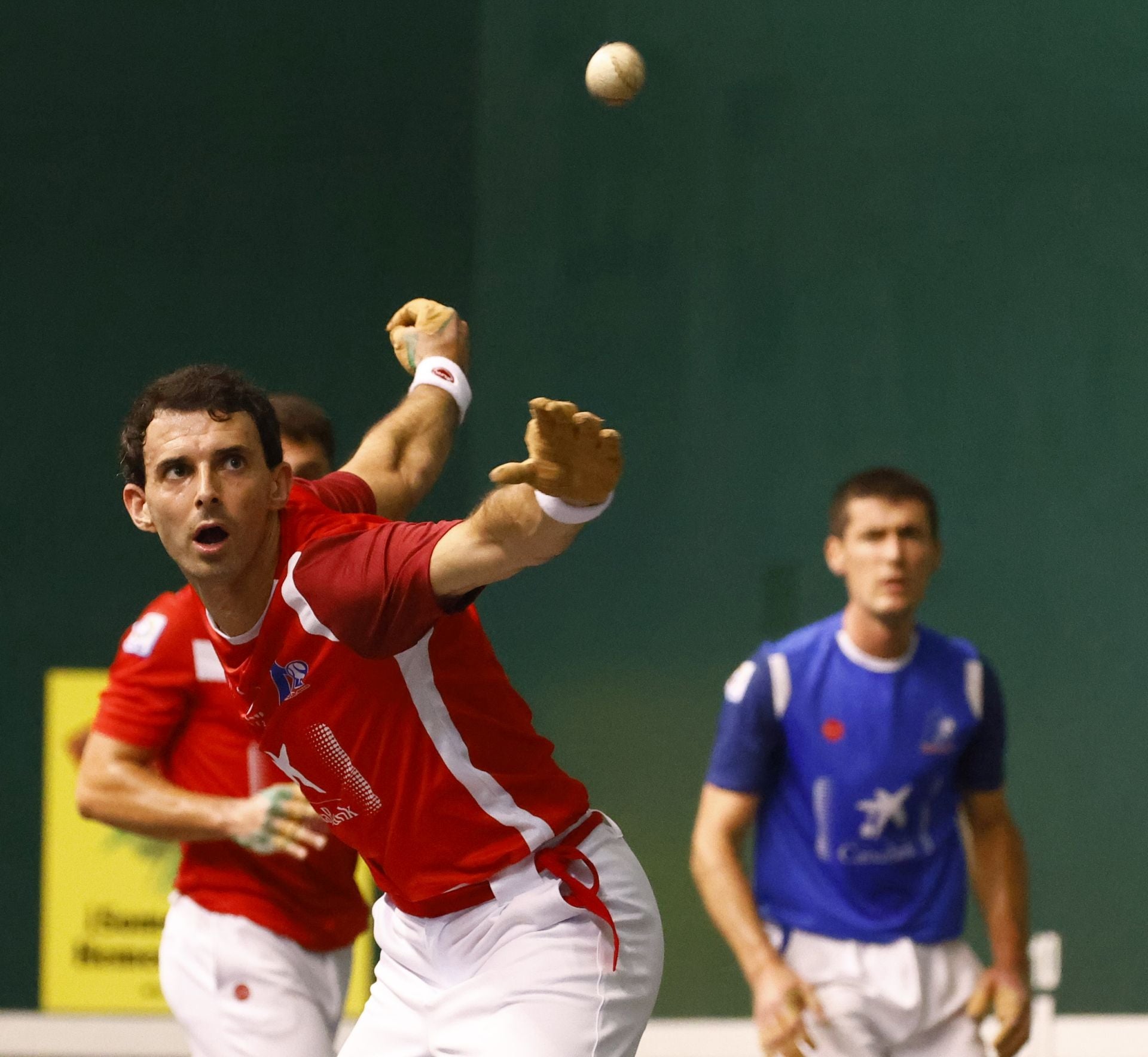 Altuna III se coloca para golpear la pelota con la derecha en Laudio