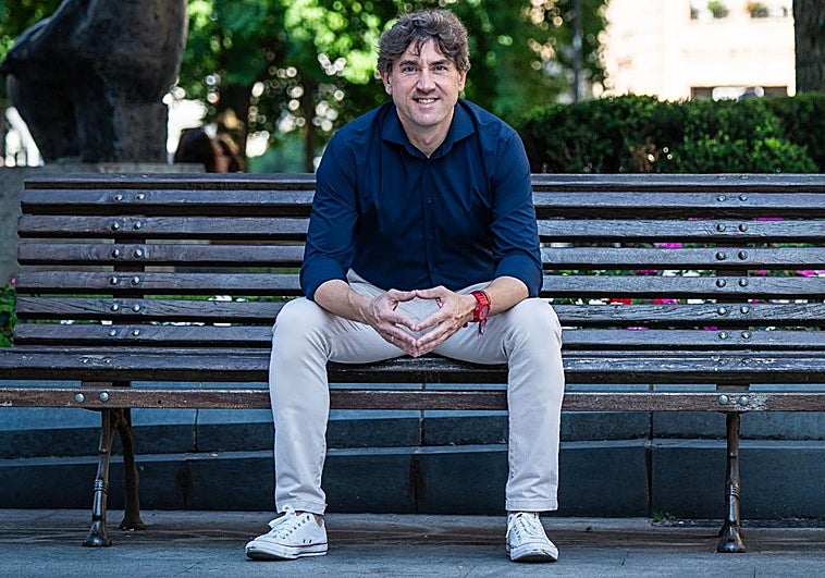 El líder de los socialistas vascos posa en un banco de la plaza Jado de Bilbao antes de atender la entrevista en la sede de su partido.