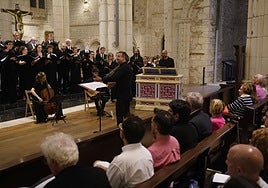Mena, además de cantar, dirigió al coro KUP y a María Martínez (violonchelo), Sergio Bermúdez (tiorba) y Daniel Oyarzábal (órgano).