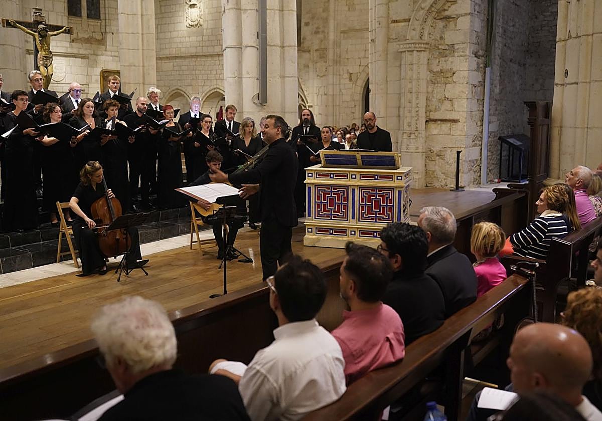 Mena, además de cantar, dirigió al coro KUP y a María Martínez (violonchelo), Sergio Bermúdez (tiorba) y Daniel Oyarzábal (órgano).