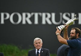 Scheffler ofrece al púbico la Jarra de Clarete tras su exhibición en el Open.