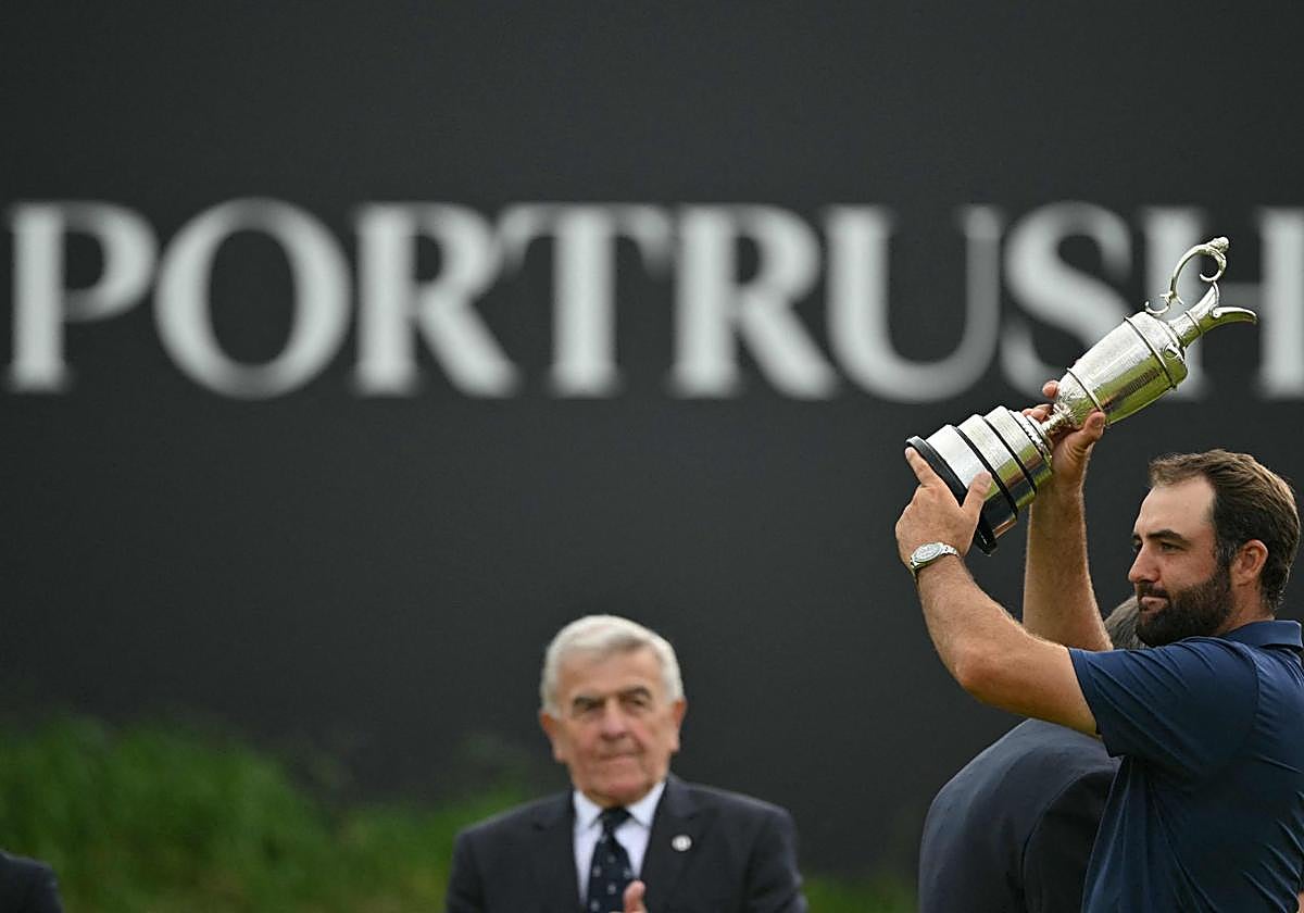 Scheffler ofrece al púbico la Jarra de Clarete tras su exhibición en el Open.