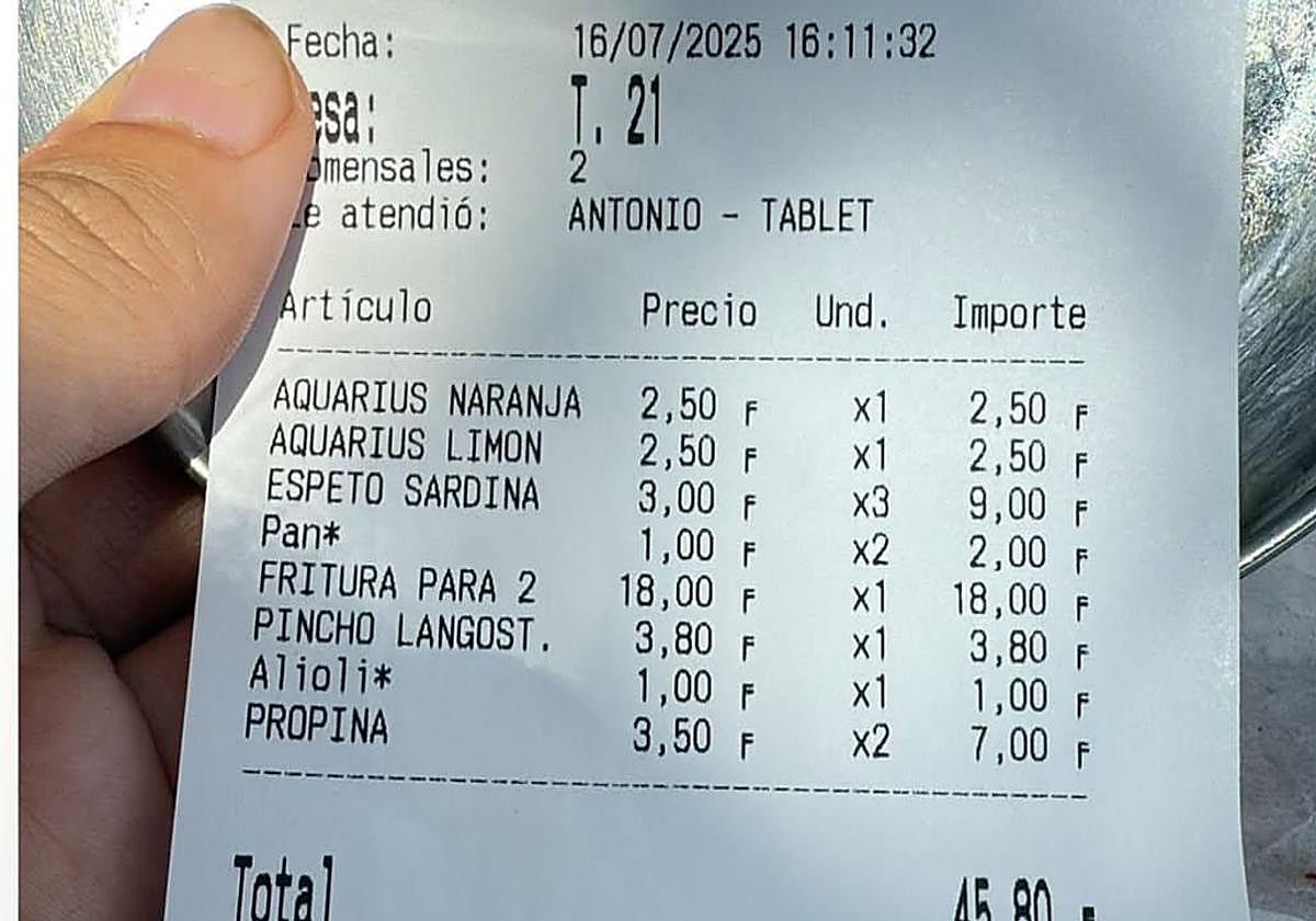 La factura de lo pagado en un chiringuito en Málaga.