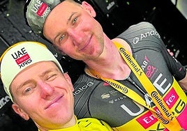 Pogacar y Wellens se hacen un selfie en el podio habilitado en la meta de Carcasona.