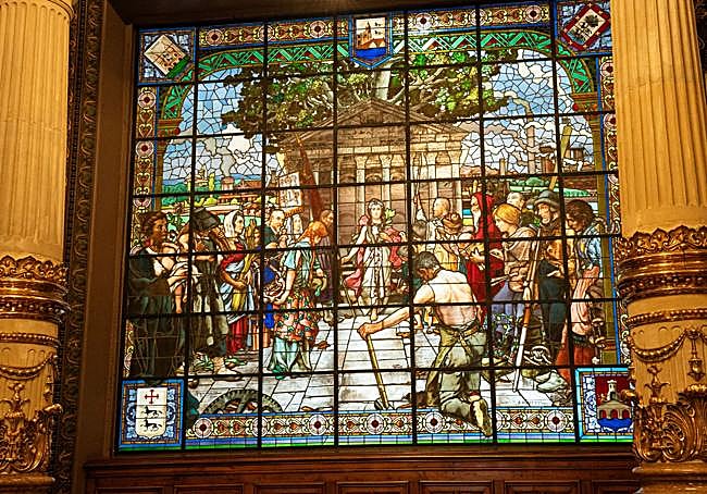 El vitral ilumina la gran escalera imperial del Palacio de la Diputación.