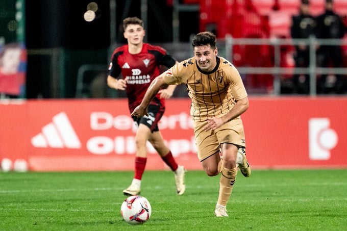 Cristian Gutiérrez conduce un balón en Anduva.