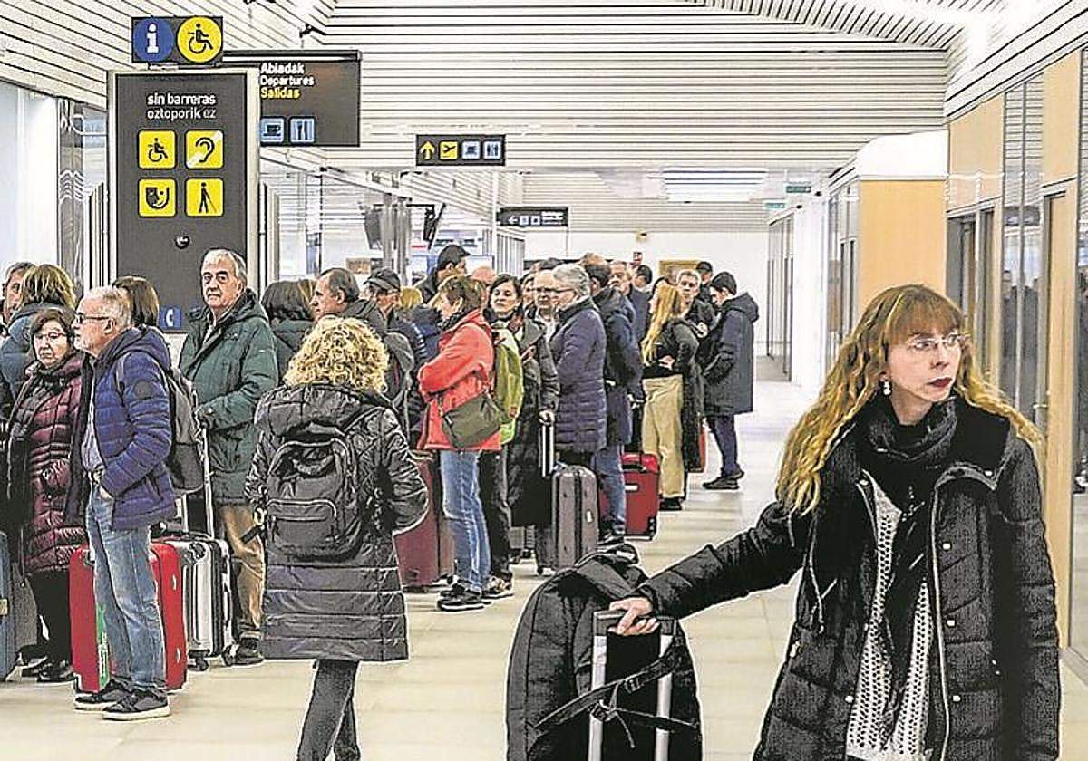Pasajeros en el aeropuerto de Foronda