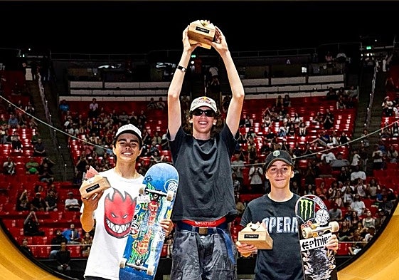 Egoitz Bijueska, a la derecha, en el podio del Tony Hawk's Vert Alert.