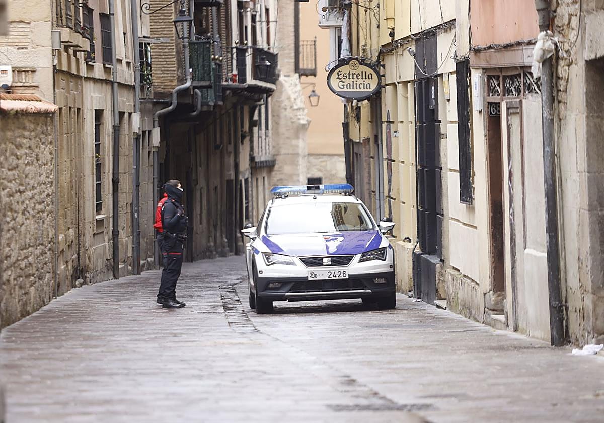 Una patrulla de la Ertzaintza en una calle del Casco Viejo de Vitoria.