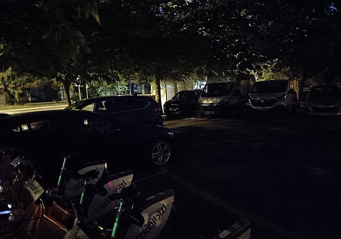 La zona cerca de la rotonda de Salsidu, donde se ubica un parking y una estación de de Bizkaibizi, carece de alumbrado público.