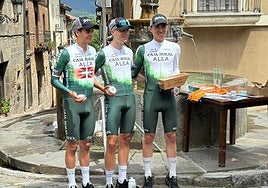 Gorka Corres junto a dos compañeros de equipo.