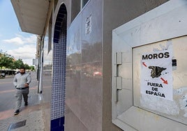 Cartel ofensivo en la mezquita Alqdos, del barrio de Adurza.