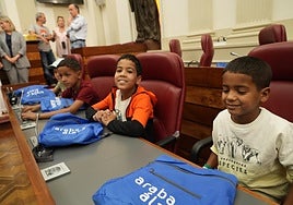Los niños sonríen en el acto de presentación de la acogida