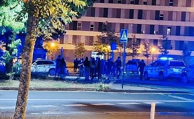 Agentes y curiosos en uno de los cruces de la calle Bremen.