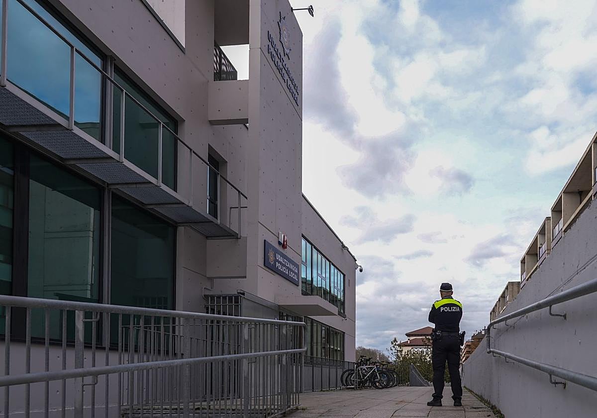 Un agente de la Policía Local, en el exterior de la comisaría de José Erbina.